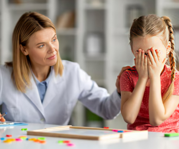 8 علامات قد تشير إلى أن طفلك يعاني اضطرابًا في النطق أو اللغة